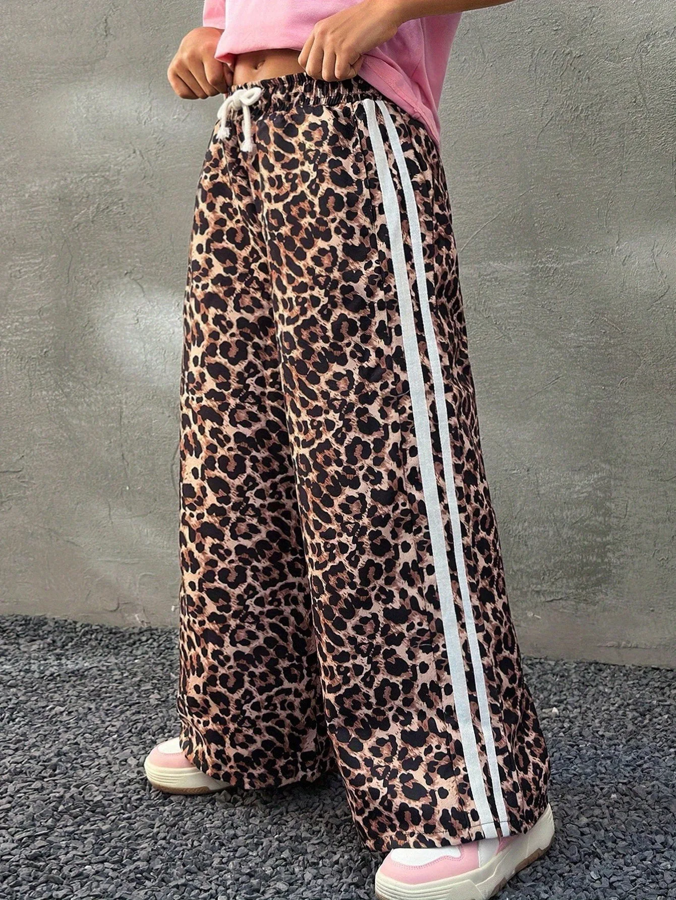 Trendige Mädchenhose mit Leopardenmuster, seitlich gestreifte Hose mit elastischem Bund und weitem Bein für den Alltag und den Street-Style – Detail 2