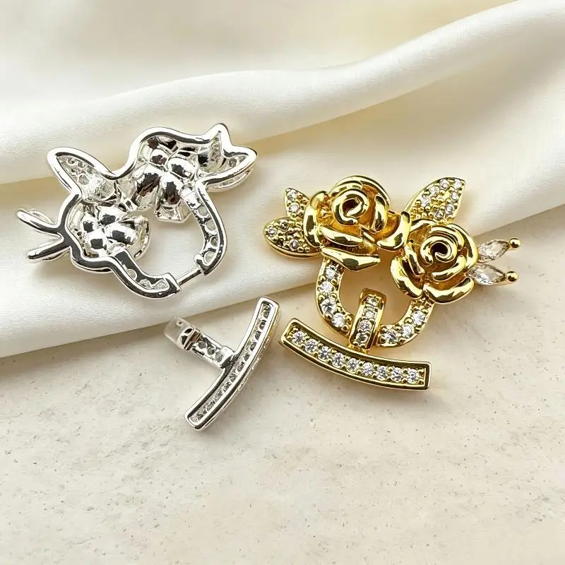 Mehreiliges Schmuckset aus Messing mit Rosen- und Perlenmotiven, bestehend aus Armband und Halskette, mit stabiler Endverschlussklemme, ideal für den täglichen Gebrauch und als Geburtstagsgeschenk. – Detail 6