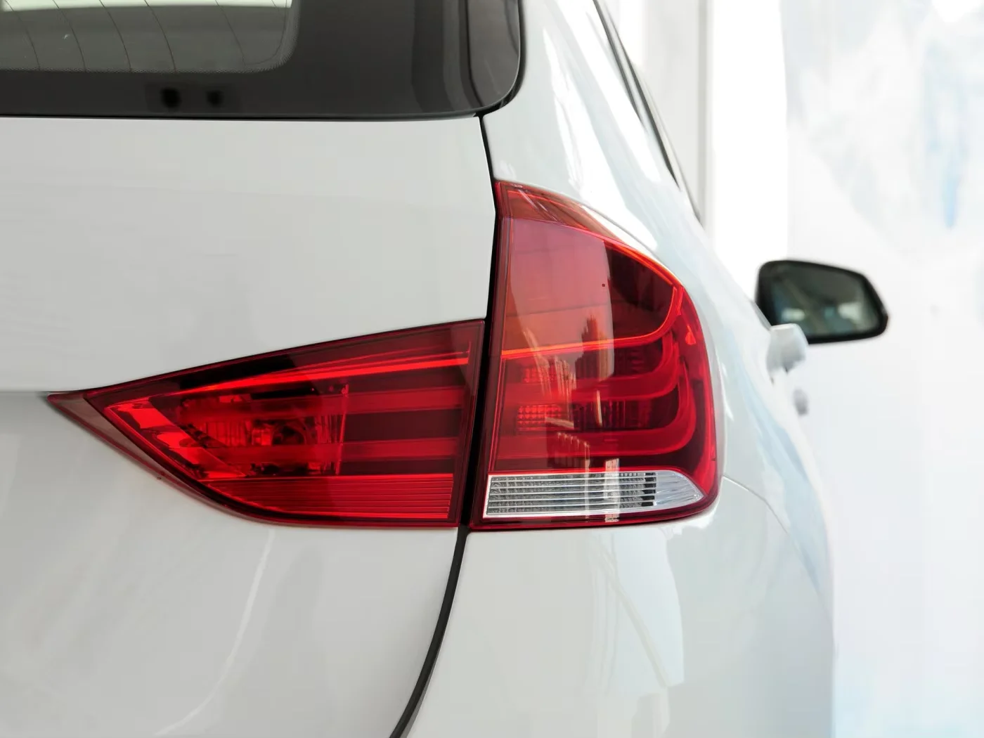 أضواء خلفية لـ BMer X1 E84 2011-2014 مصابيح الفرامل الخلفية LED مع ضوء الجري الأحمر 12 فولت 5000 LM