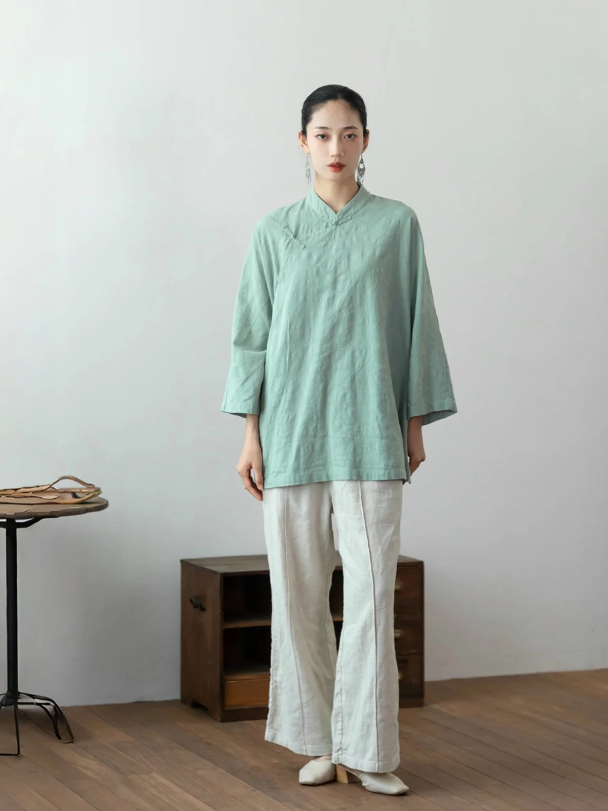 

Traditional Chinese Sle Stand Collar irt with Button Design Loose Fit Nine Sve Length Medium Length Cotton Material