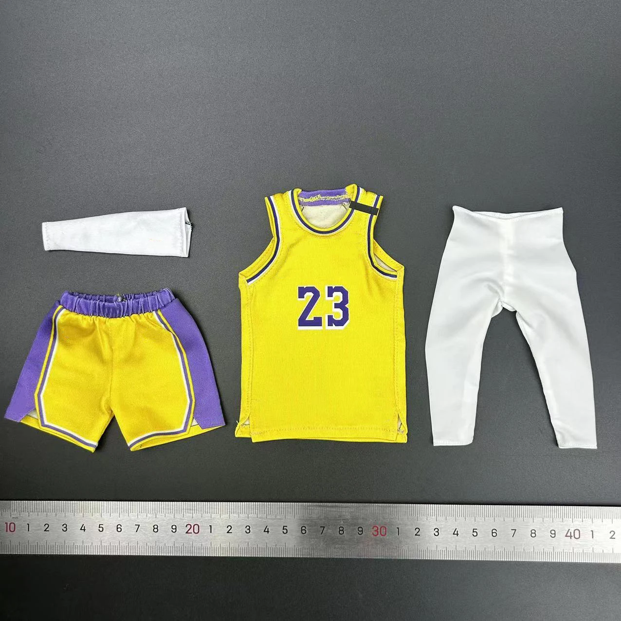 Soldato maschio in scala 1/6 n. 23 Set di vestiti gialli viola da basket, modello per corpo di action figure da 12 pollici