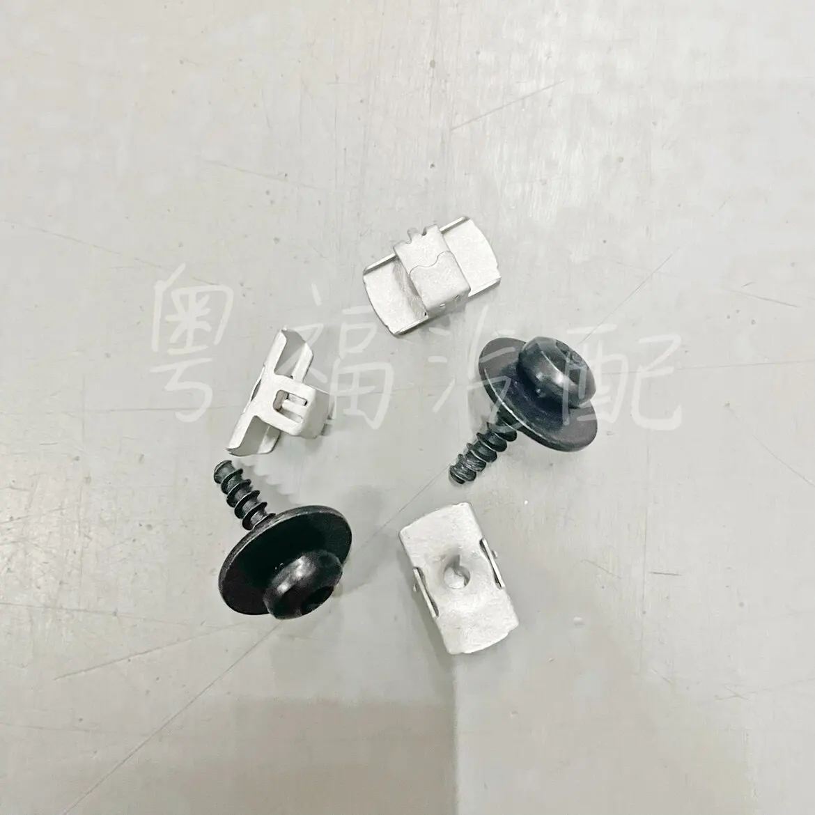 

1pcs For Ford Lincoln Engine Skid Plate Retaining Screw Clip