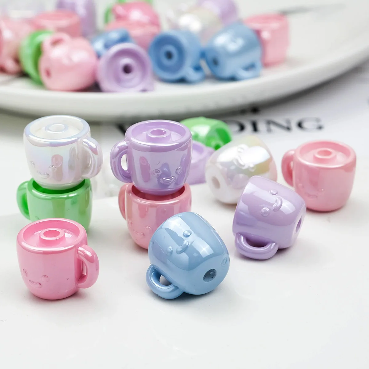 Bunte Perlen, niedliche Cartoon-Becher, perforierte Acrylperlen, DIY-Schmuckzubehör, Taschenhängerschnalle, Armbandmaterial – Detail 4