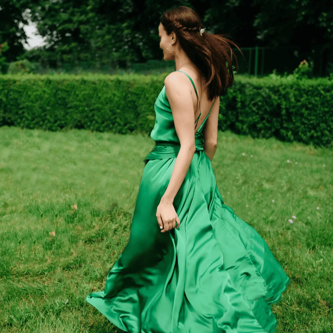 Vestido longo verde personalizado com suspensório elegante e design com decote em V profundo com elementos sem costas e decoração de gravata na cintura