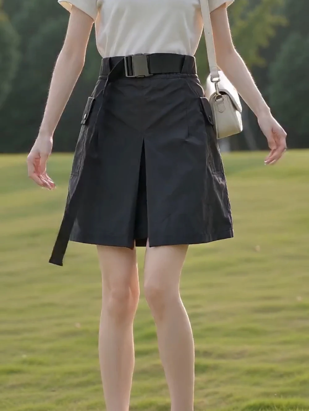 Damen High-Waist A-Linien-Shortsrock mit verstellbarem Gürtel, Seitentaschen & Schlitz am Saum – Schwarzes, vielseitiges Outfit für die legere Bürodame – Detail 16