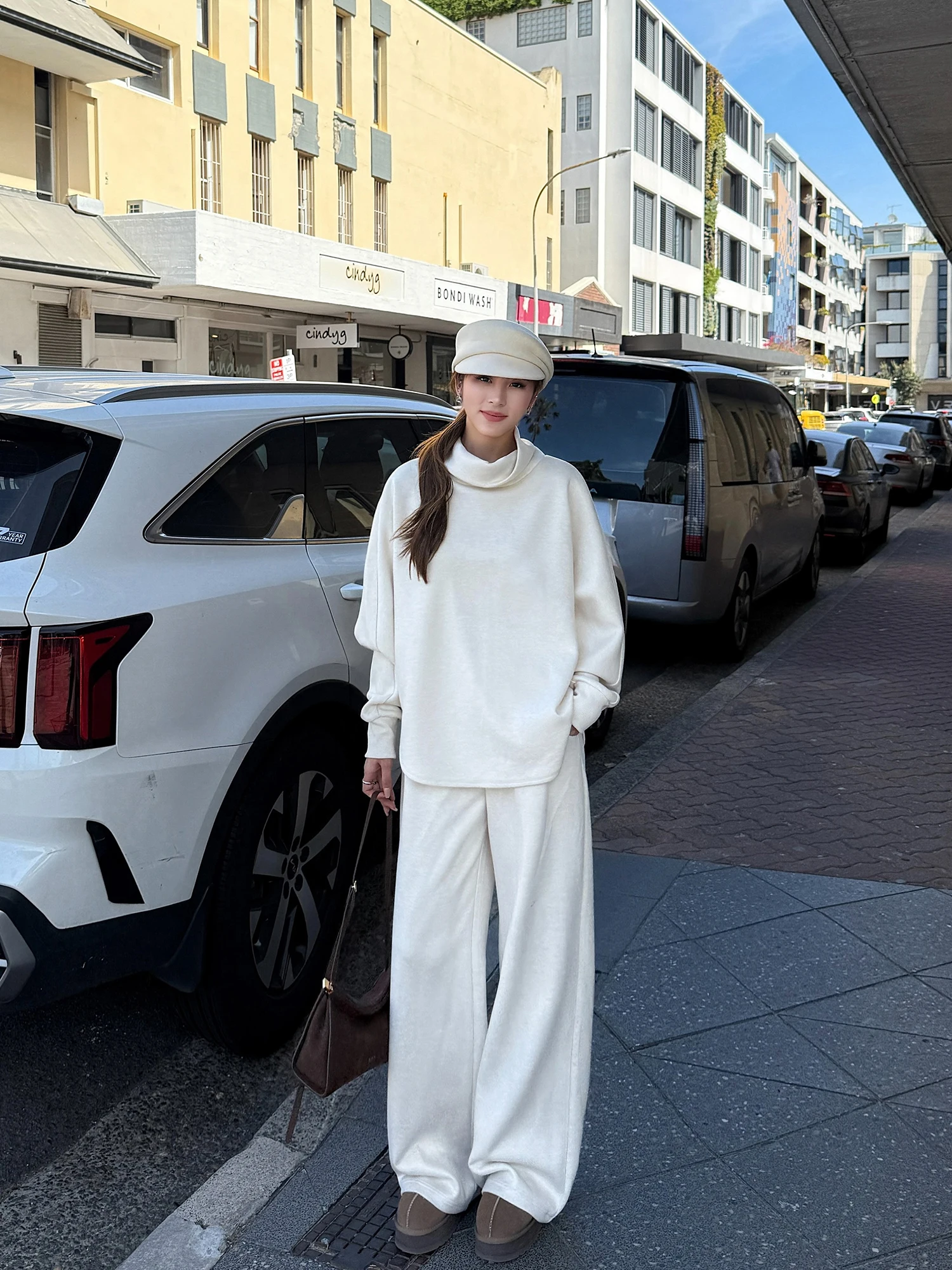 

Комплект женской одежды NEVA HU: худи свободного кроя и повседневные брюки из комфортного полиэстера, с длинным рукавом и круглым вырезом