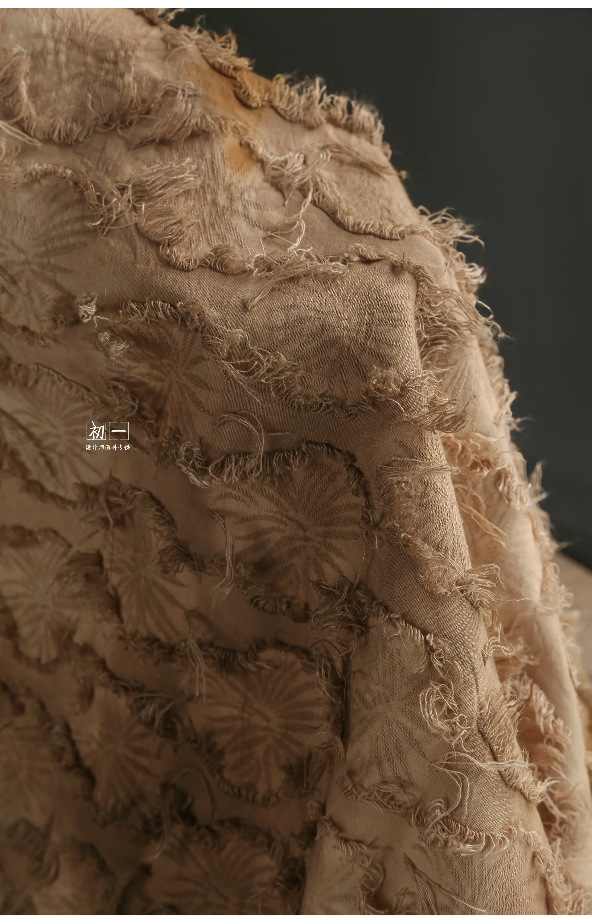 Gelber Batikstoff mit dunklen Blumenmotiven, Fransen, aus Baumwolle und Leinen, handgefertigt, mit Blumenmuster, der vom Wind bewegt und mit einer alten Textur gewaschen wurde. – Detail 18