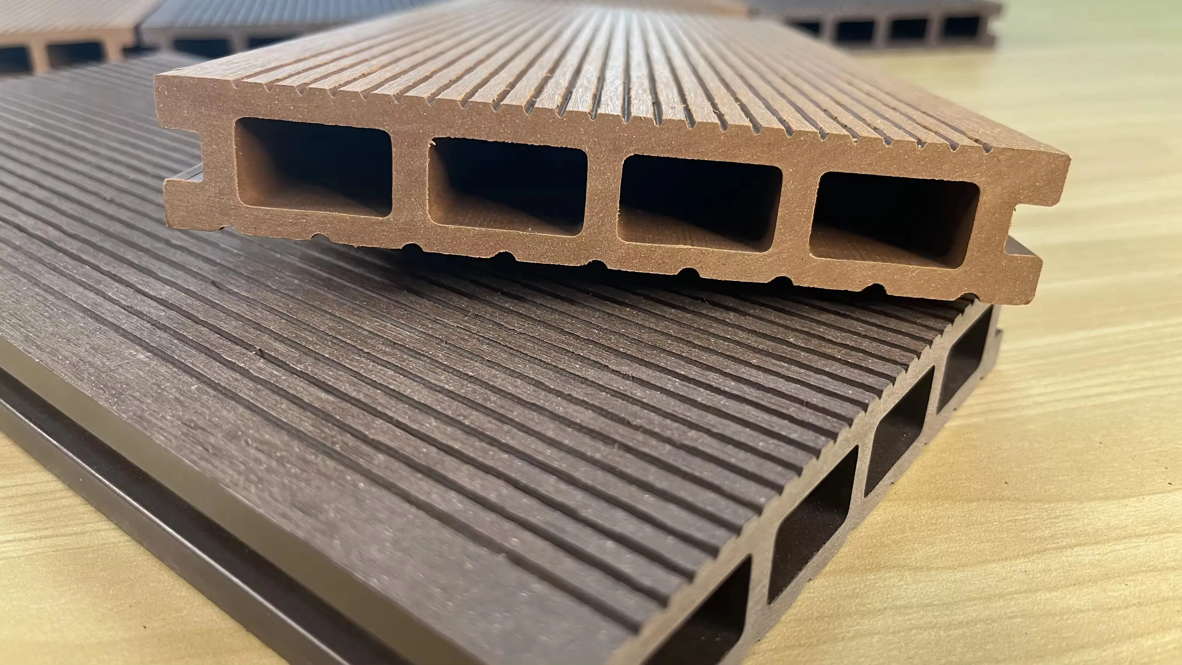 أبواب WPC 3D مزخرفة بتصميم خشبي للممرات الخارجية: تقييم شامل ونصائح عملية للاستخدام الأمثل