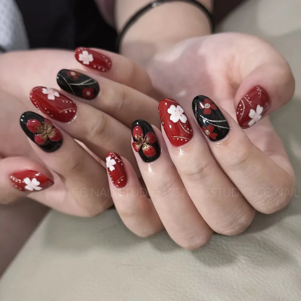 

24Pcs Short Round Head False Nails Press on Red White Flower with Design Fake Nails Art Simple Detachable Full Cover Nails Tips