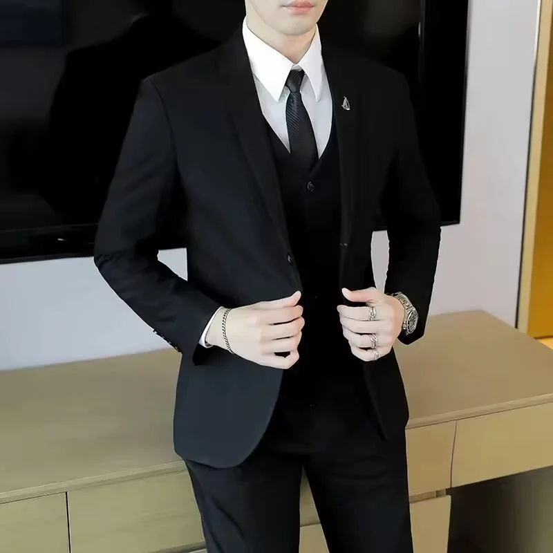 بدلة سترة بليزر للرجال. أنيق. عارضة. لون خالص. في الهواء الطلق. النمط الإنجليزي. زفاف. أداء المغني. البدلة
