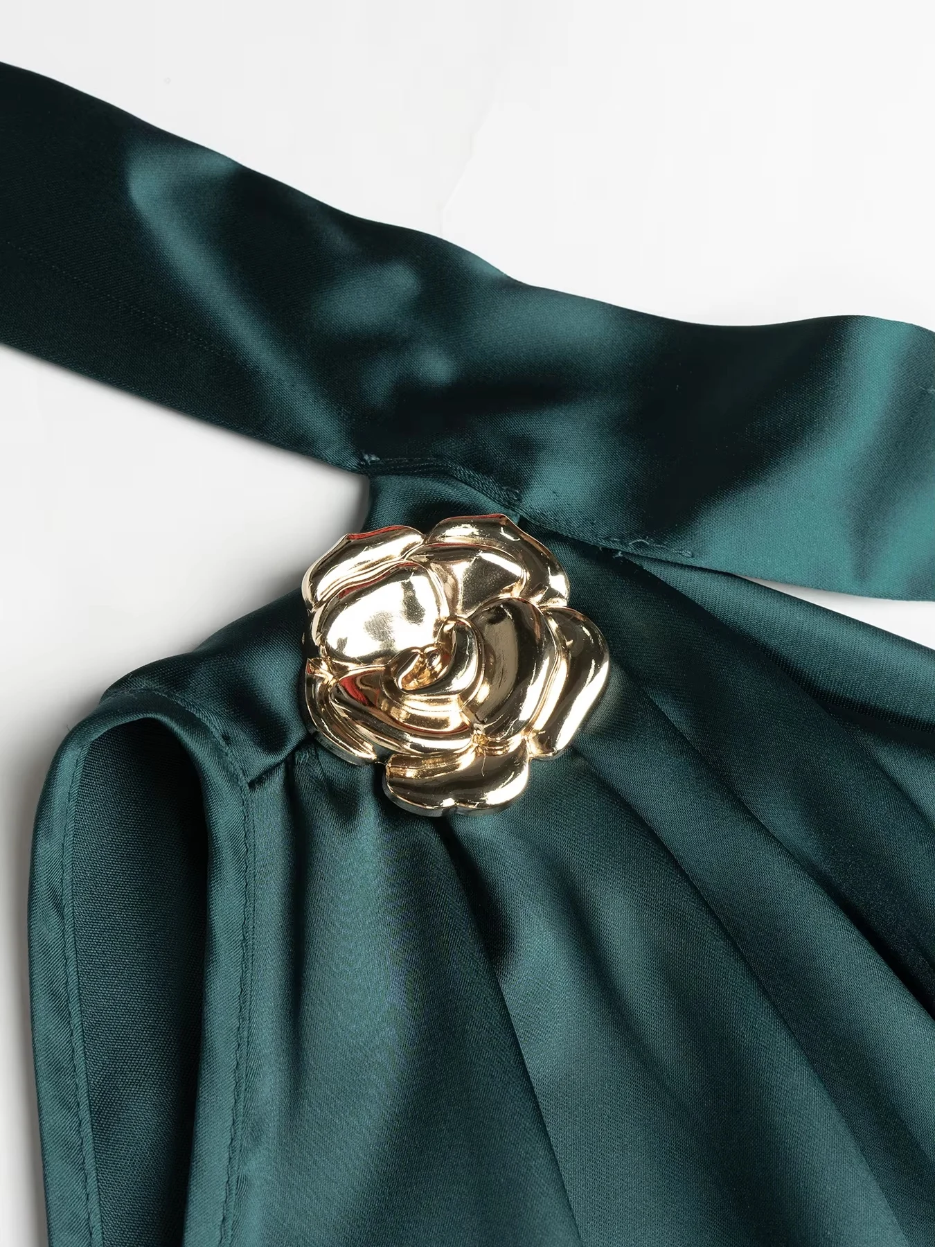 Smaragdgrünes Satin-Neckholder-Top mit einer Schulter für Damen, Elegante Goldrosen-Brosche, Drapierte Ärmellose Bluse, Party- und Abendhemd – Detail 13