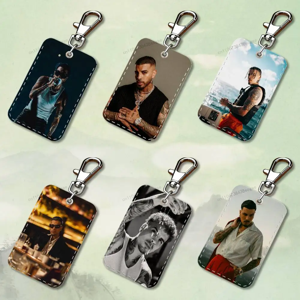 ซองใส่บัตรรูปทรงสี่เหลี่ยมผืนผ้าพร้อมพวงกุญแจหนัง รุ่น Singer R-Rauw A-Alejandro สำหรับใส่บัตรประจำตัว บัตรเข้าออก หรือใช้เป็นพวงกุญแจ