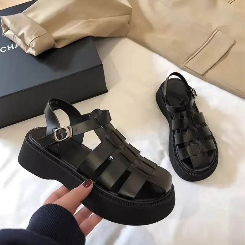 he New British Style Casual Muffin Thickt Roman Baotou Sandals Women Wear Sole Roman Shoes in The Spring of 2024