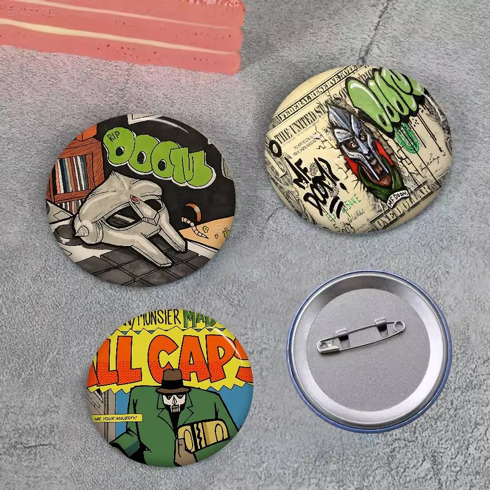 MF DOOM مغني الراب 32/44/58 مللي متر تخصيص زر دبابيس لطيف مضحك الإبداعية شارة مجوهرات ديكور هدايا للأصدقاء #4