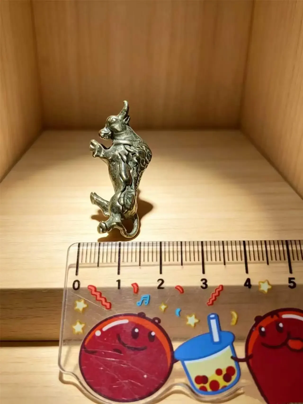 Glücksbringer-Messingstatue eines Stiers als Miniatur-Dekoration für Zuhause, Büro und Schreibtisch - Talisman für Glück – Detail 5