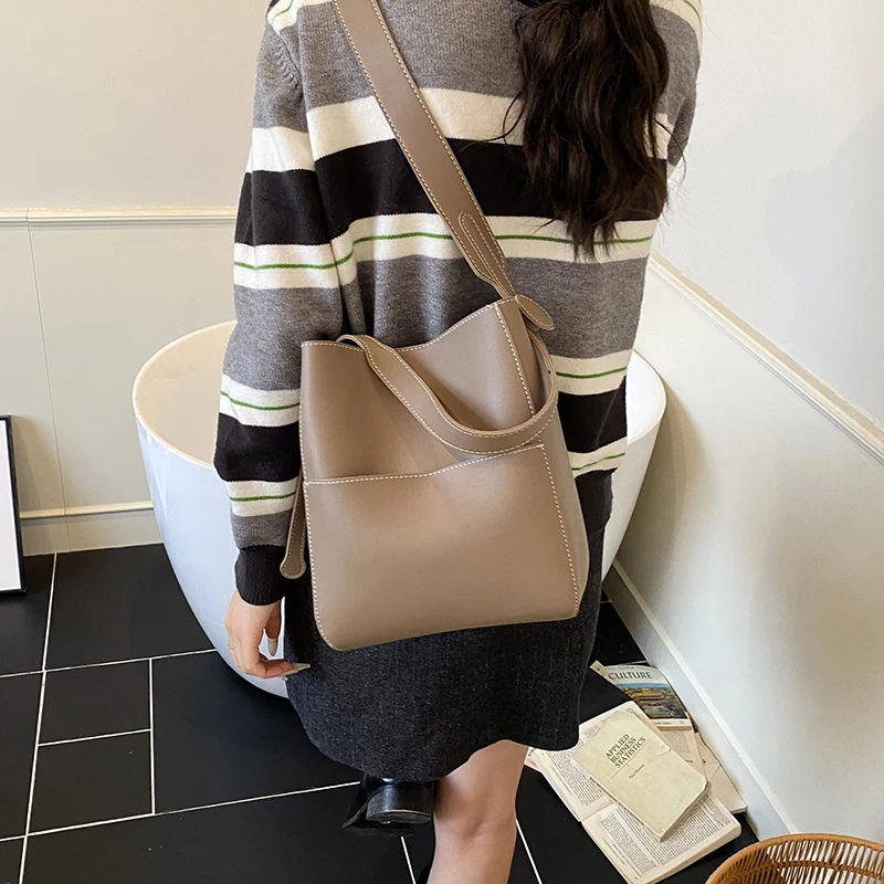 العصرية المرأة دلو حقائب اليد 2025 الخريف خمر مزاجه بولي Leather حقيبة ساعي جلدية الحد الأدنى التنقل حقائب كتف واحدة