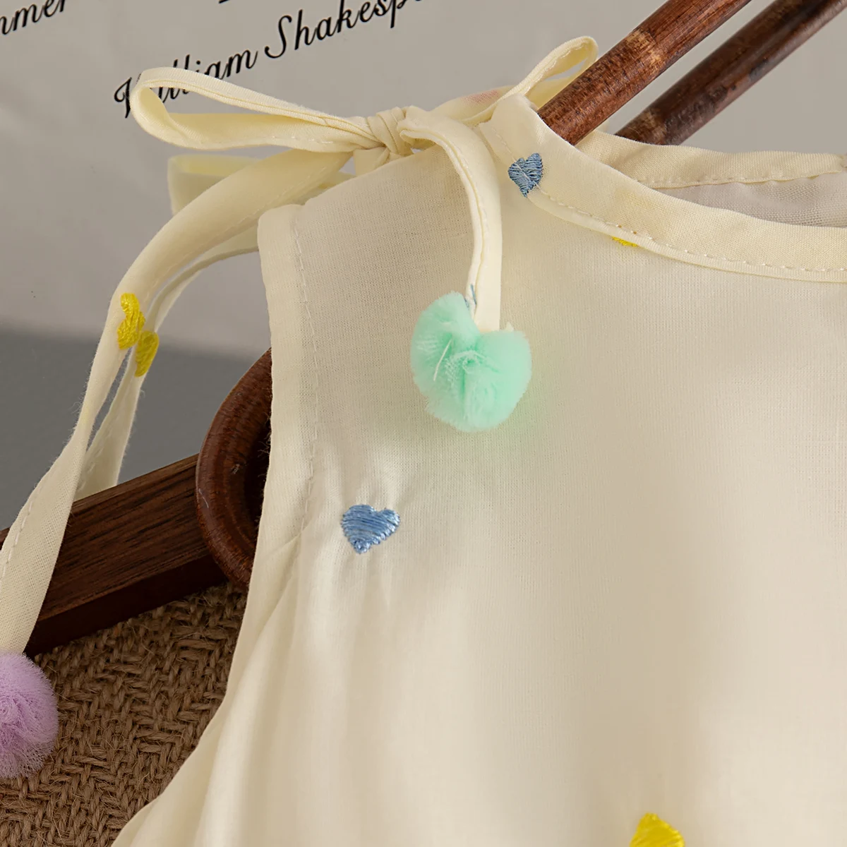 فستان صيفي جديد ملون للفتيات الصغيرات، ملابس أطفال بدون أكمام على الطراز الكوري + حقيبة كرة فراء ملونة (0-4 سنوات) #3