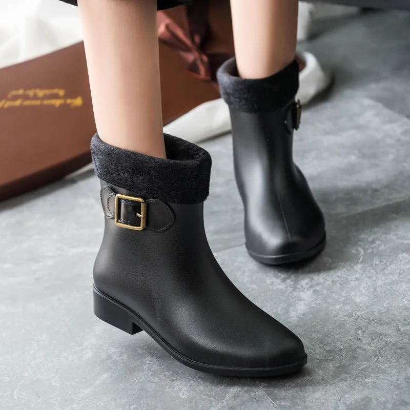 Wellies للنساء أحذية المطر البلاستيكية موضة حزام مشبك الكعب المنخفض الانزلاق على Gumboots لينة الجرموق مقاوم للماء عدم الانزلاق الأحذية البلاستيكية