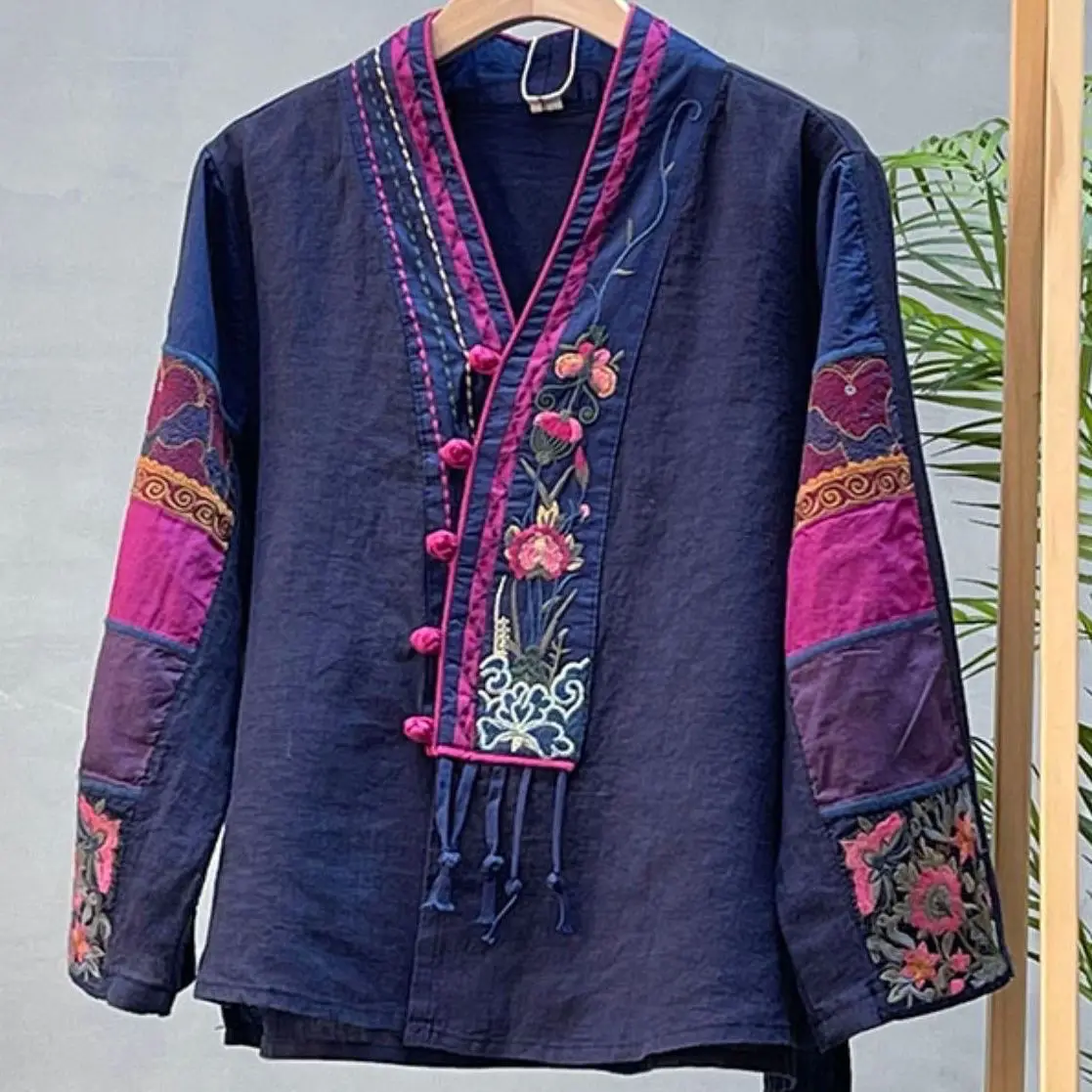 2025 primavera china mujer estilo nacional retro manga larga cuello pico patchwork color diseño disco hebilla borla bordado top de lino