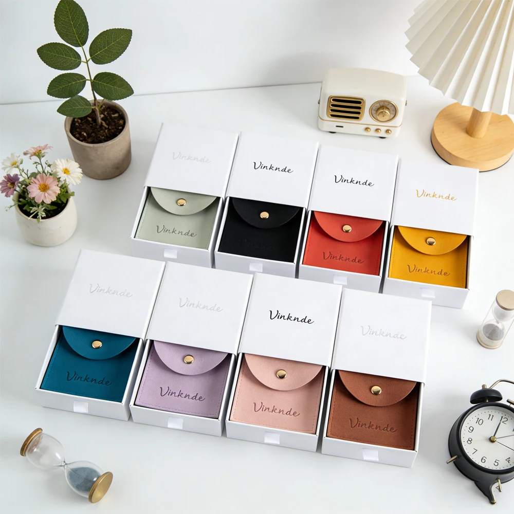 

24 шт. картонных коробок для украшений с индивидуальным логотипом, 9x9x3,2 см, белые, с бархатным микрофибровым мешочком на кнопке для ожерелий и сережек