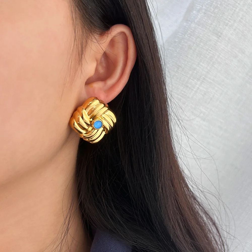 

DIY accessories French high-end exquisite small fragrant wind earrings inlaid with sapphire stainless steel square texture stud