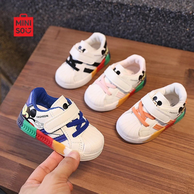 أحذية رياضية للأطفال من Miniso 2025 من عمر 1-3 سنوات، نعل ناعم مسامي للجنسين غير قابل للانزلاق باللون الأبيض للأطفال الصغار