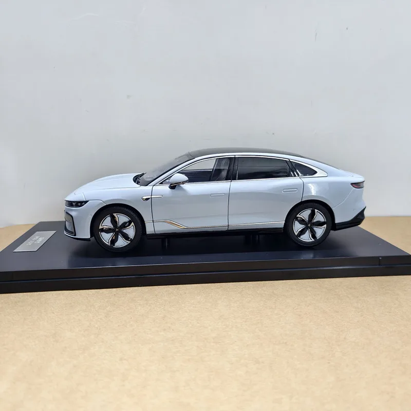 

1:18 Scale Original Factory Zhuiguang Alloy Car Model Collectible Display With Customizable License Plate For Collectors