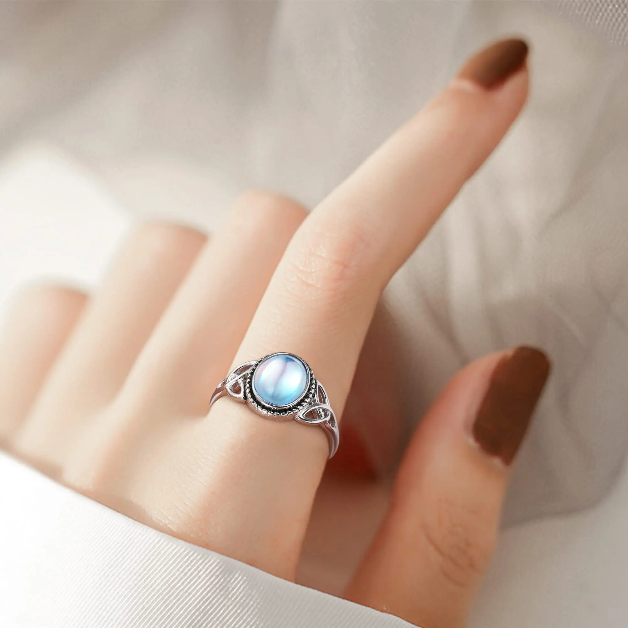 Fansilver S925 Sterling Silver Moonstone Ring for Women 18K White Gold Plated Vintage Rings Oval Elegant Moonstone Ring