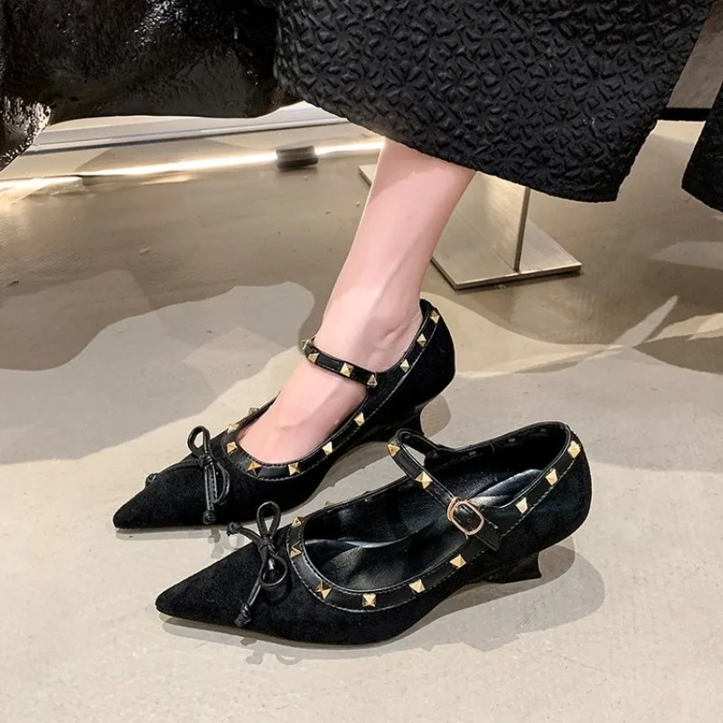 Retro Designer Red Bowknot Heel Women Shoes Fashion Pointed Toe Rivet Pumps Stripper Party Fotwear Female Wedges Mary Jane Shoes