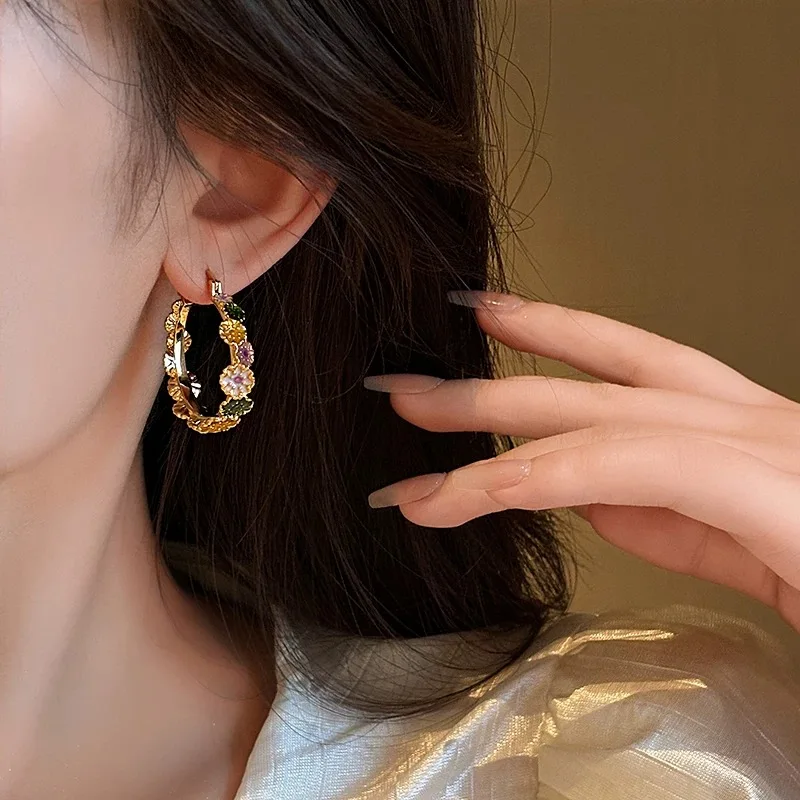 Orecchini rotondi con fiori colorati eleganti e squisiti dal design unico di nuova moda per le donne Regali per feste di compleanno di gioielli di fascia alta