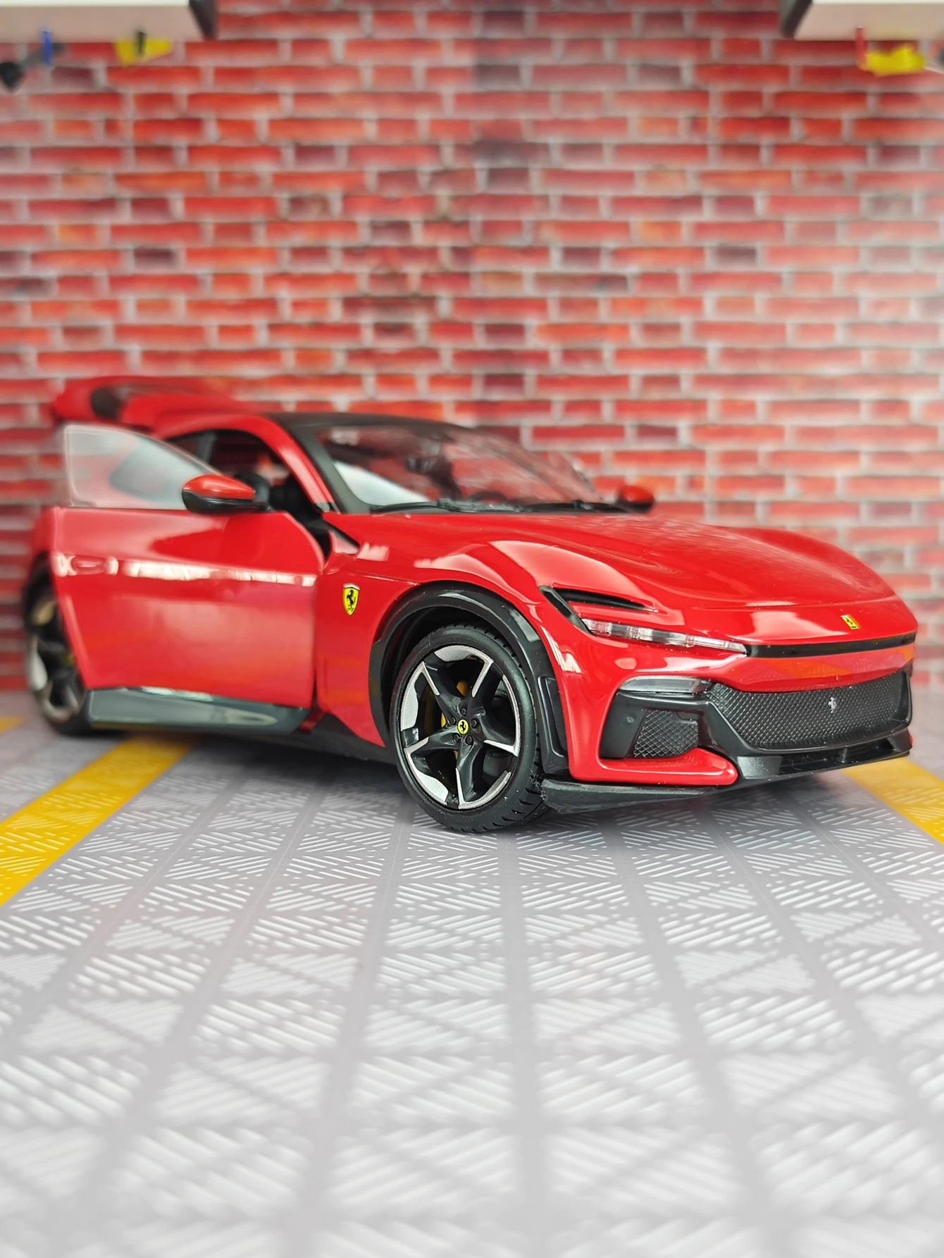 Bburago 1:25 Ferrari Purosangue alloy supercar model with doors and trunk that can be opened  rich details, fine workmanship