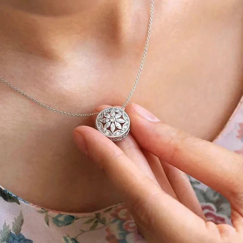 Huitan Halskette mit rundem Blumen-CZ-Kristall-Anhänger für Damen, silberfarben, mit Blumenmuster besetzt, Schmuck, Geschenk für sie, Verlobungszubehör