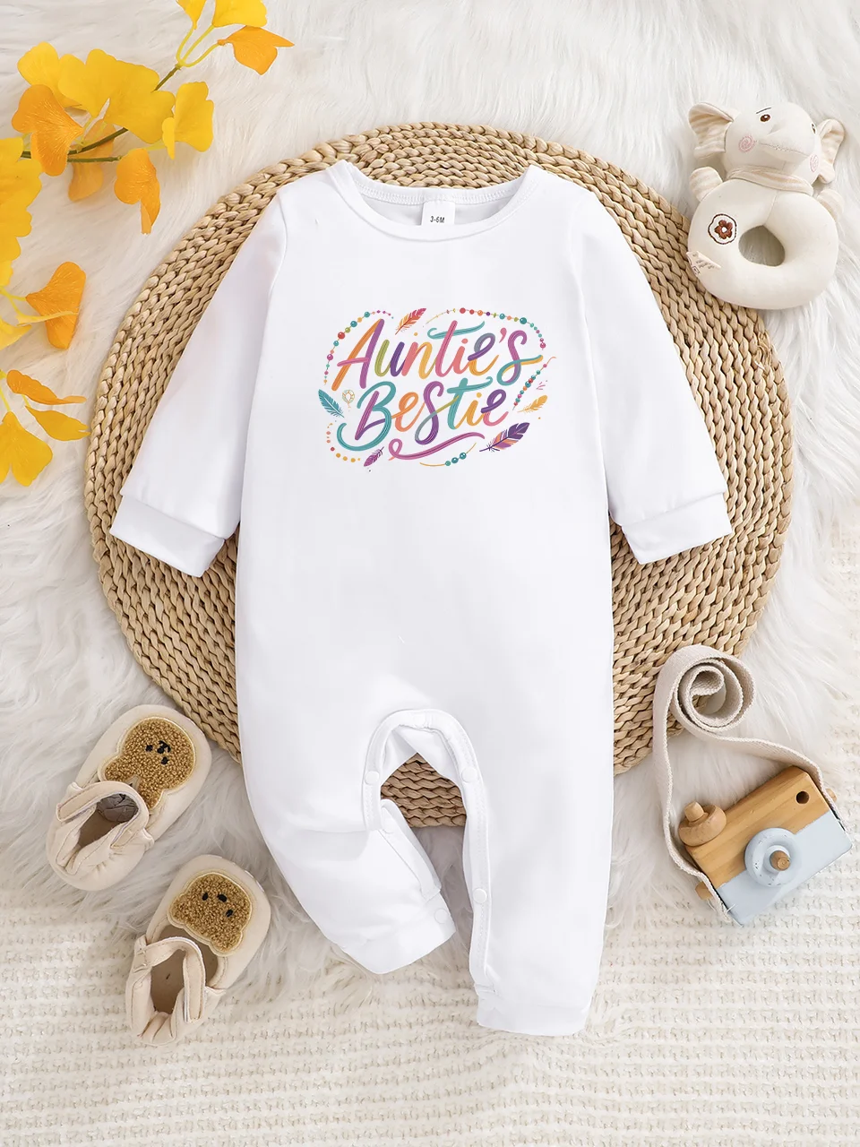

A baby long-sleeved onesie with interesting letter prints. It features a buttoned design for easy putting on and taking off, and
