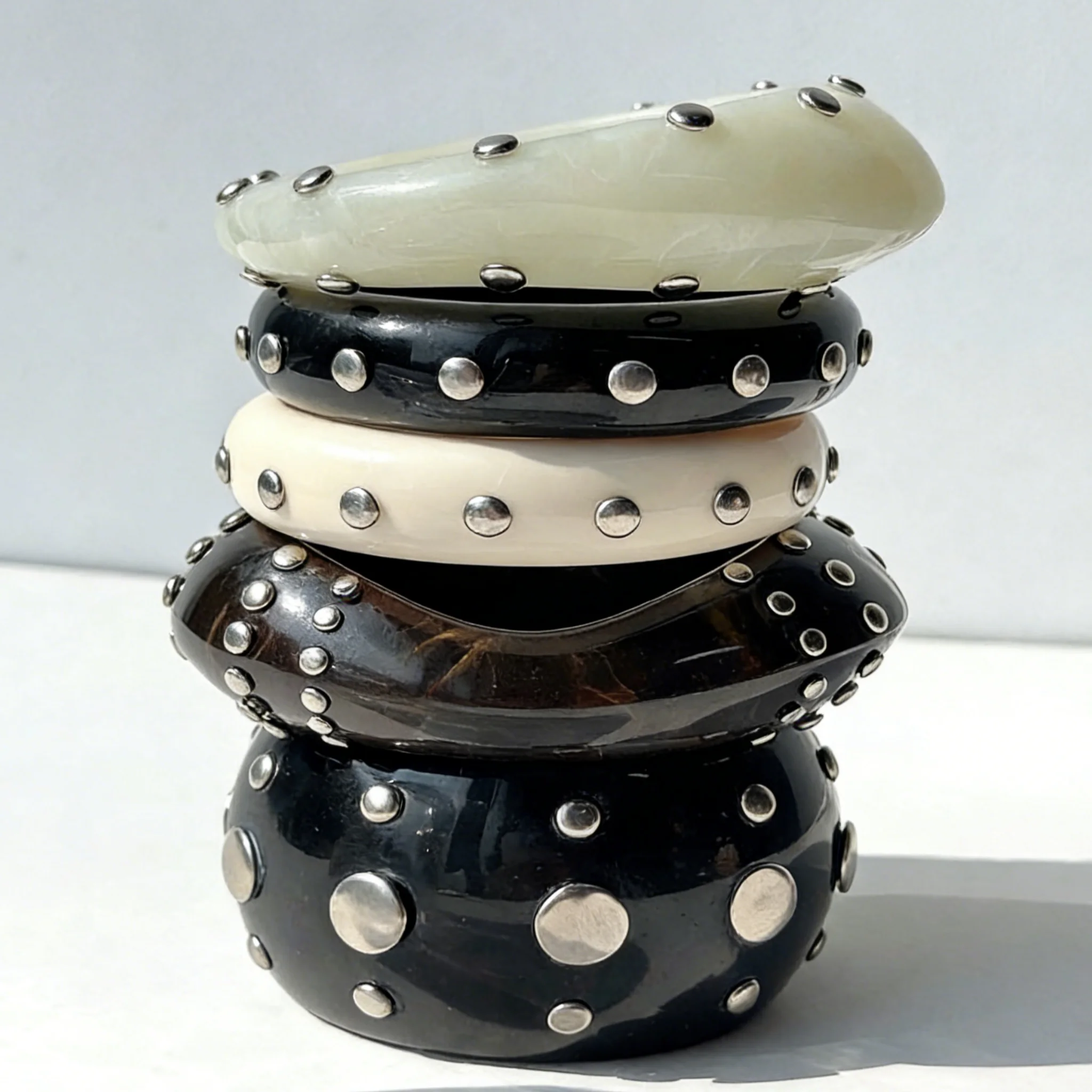 HUANZHI Black and White Irregular Resin Bracelet with Bold, Trendy Design Unique Punk-Style Silver Rivet Clasp Women's Jewelry
