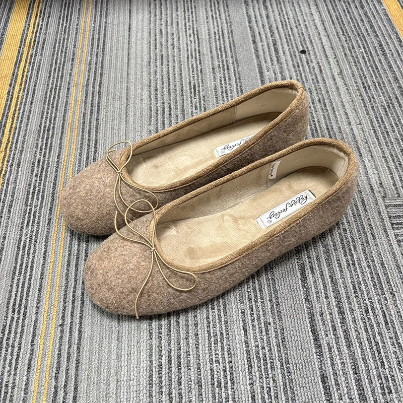 Wintermode: Flache Schuhe mit Fellbesatz, zum Hineinschlüpfen, für Damen, Ballettstil, neue Herbstkollektion, mit Schmetterlingsknoten, runde Zehen, flache Damenschuhe mit Plüschfutter. – Detail 13