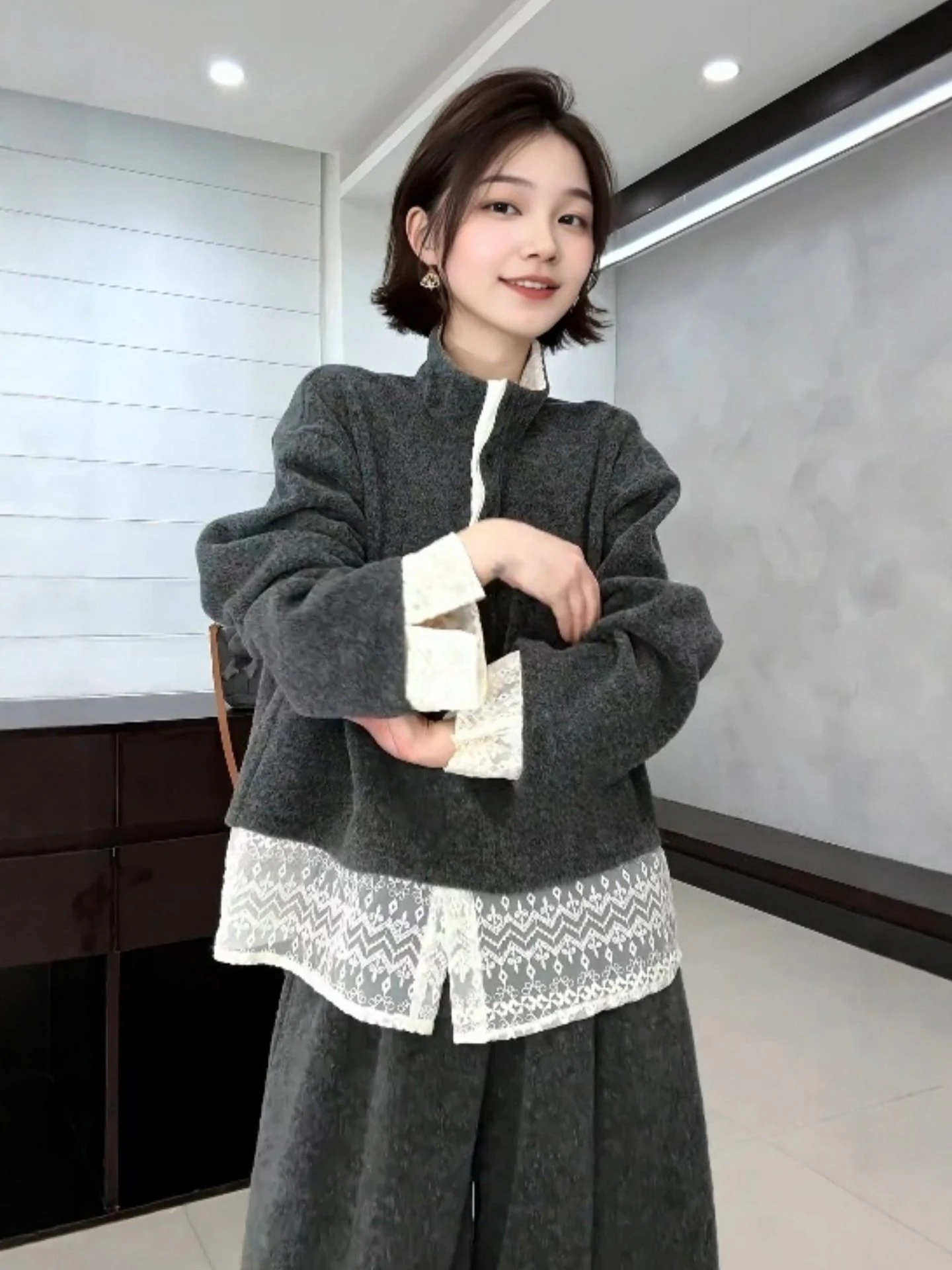 

Женский модный топ с глубоким V-образным вырезом, контрастными вставками из кружева, воротником-стойкой, свободного кроя, стройнящий, мягкий и уютный