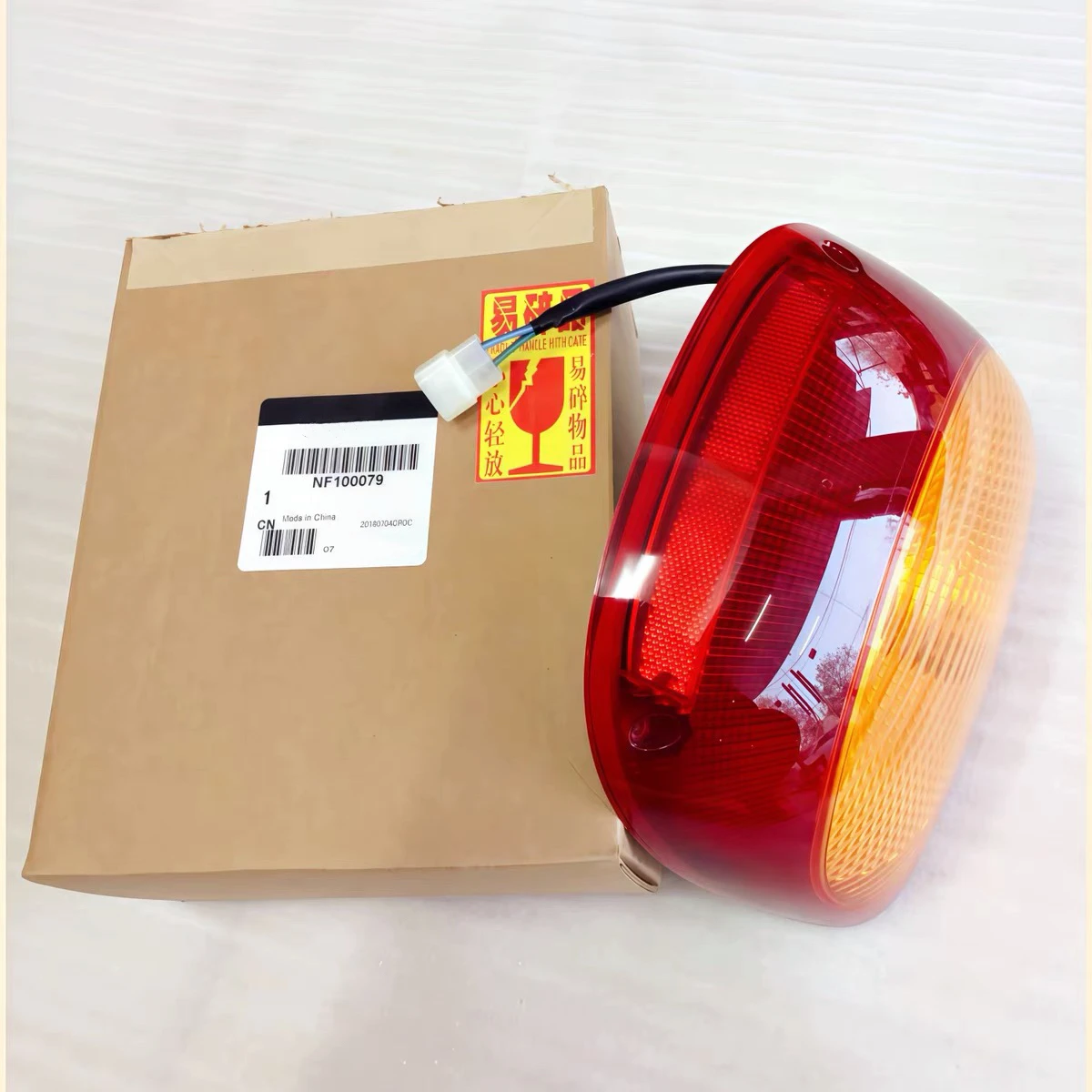 

Оригинальный задний фонарь NF100079 для тракторов John Deere 954, 854, 1204, 1504 (стоп-сигнал)