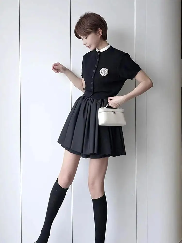 

Комплект из вязаной футболки с коротким рукавом и короткой юбки для женщин: повседневный летний модный ансамбль из легкого дышащего материала