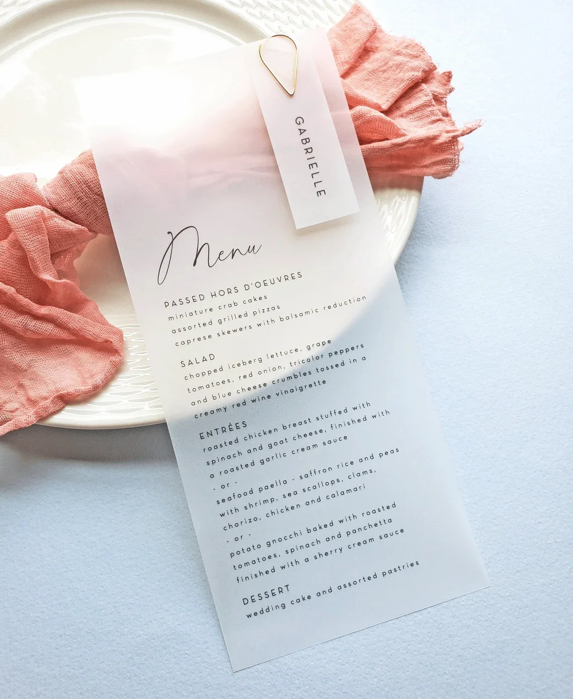Menús de boda transparente con tarjeta de nombre y clip: menú de boda translúcido de vitela con escritura moderna impresa personalizada, tarjeta de lugar, clips