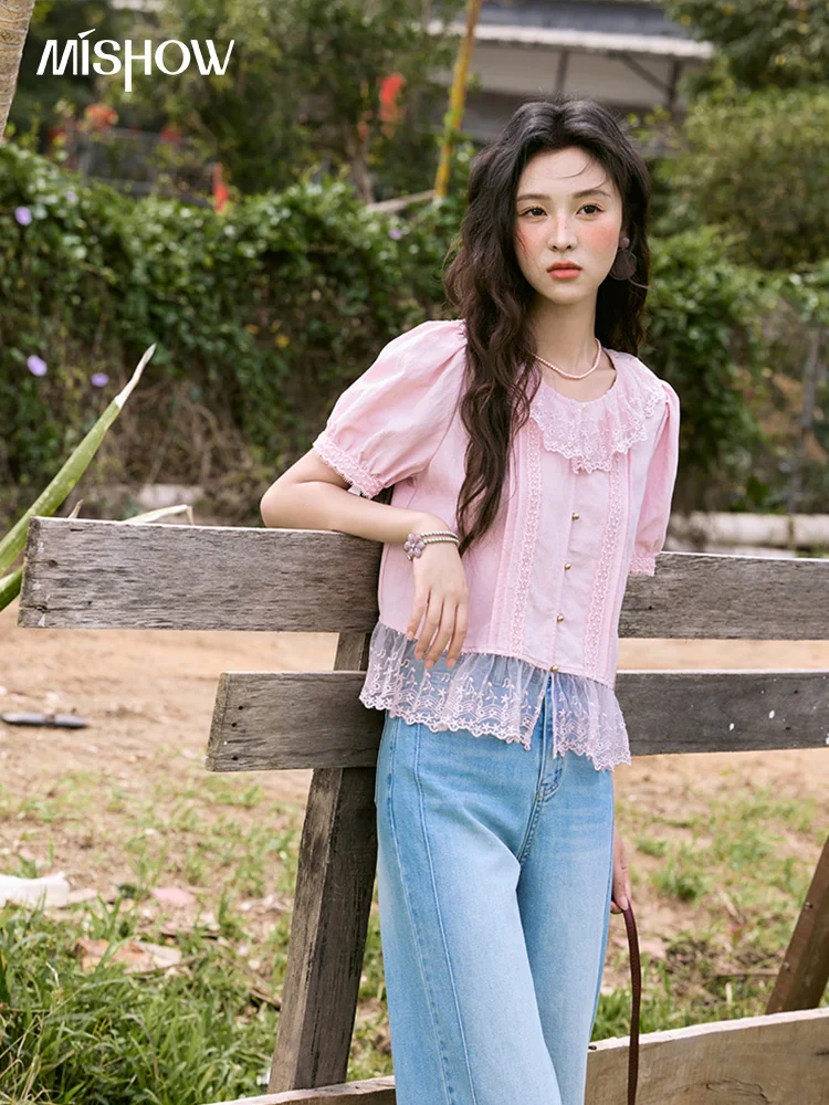 MISHOW 女性のピンクスプライスレースラウンドネックブラウス 2025 夏レース裾甘いブラウス単列金属ボタントップ MXE32X1768