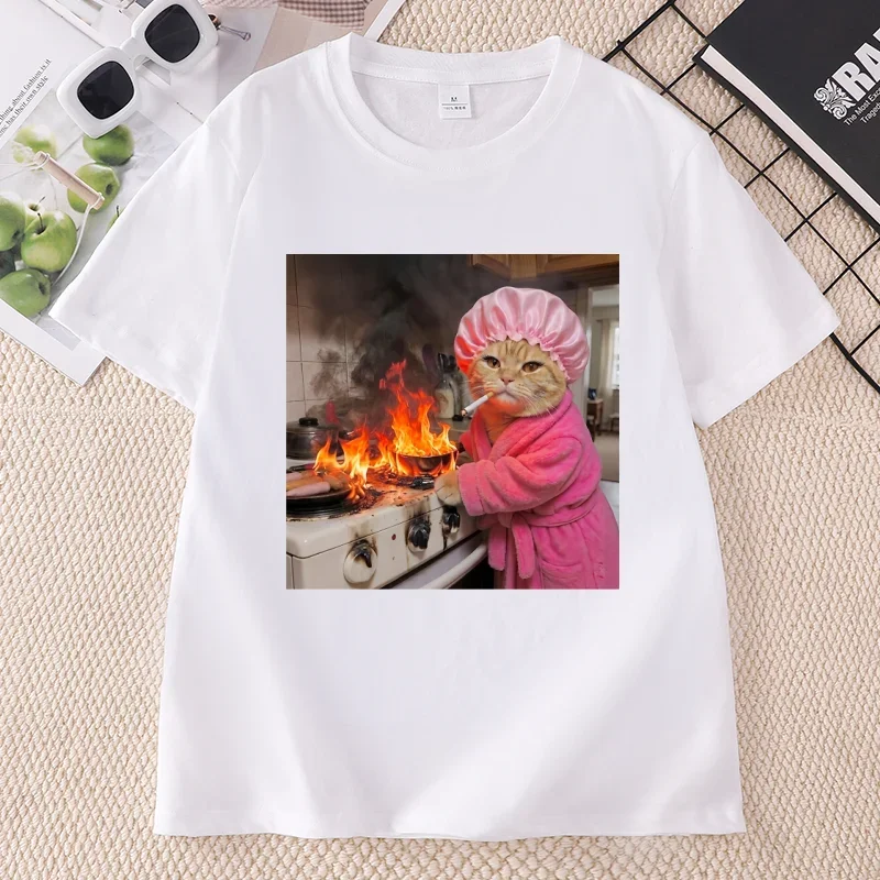 Funny Housewife Cat T-Shirt Cat Cooking of Fire T Shirt Women Casual O-neck Short Sleeve Tee Shirt Y2k Streetwear Clothing