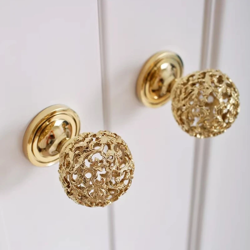 

Мебельная фурнитура: Ручка-кнопка для шкафа, комода, спальни, кухни, латунная, полая, сферическая, в стиле французского ретро, золотистая