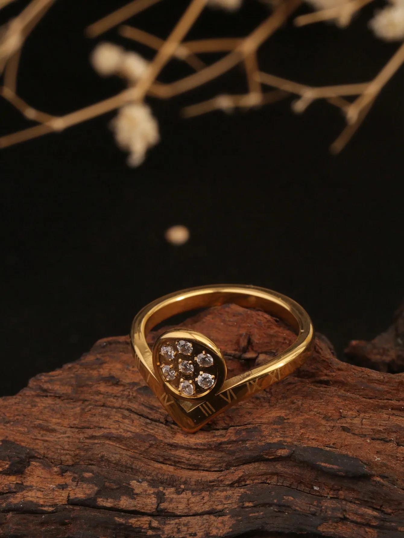 1 Piece V-Shaped Ring with Circular Inlay of 7 Artificial Zircon Stones, 18K Gold-Plated Stainless Steel Letter Ring for Women, Light Luxury, Versatile, Exquisite and Trendy, Suitable for Women's Daily Wear, Gift for Mom or Wife, Social Gift-Giving