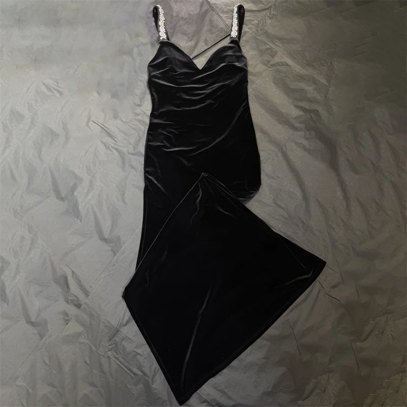 Abito da donna 2025 Inverno nuovi abiti lunghi slim con bretelle in velluto Abito con strass avvolto sui fianchi Abiti da festa sexy senza schienale