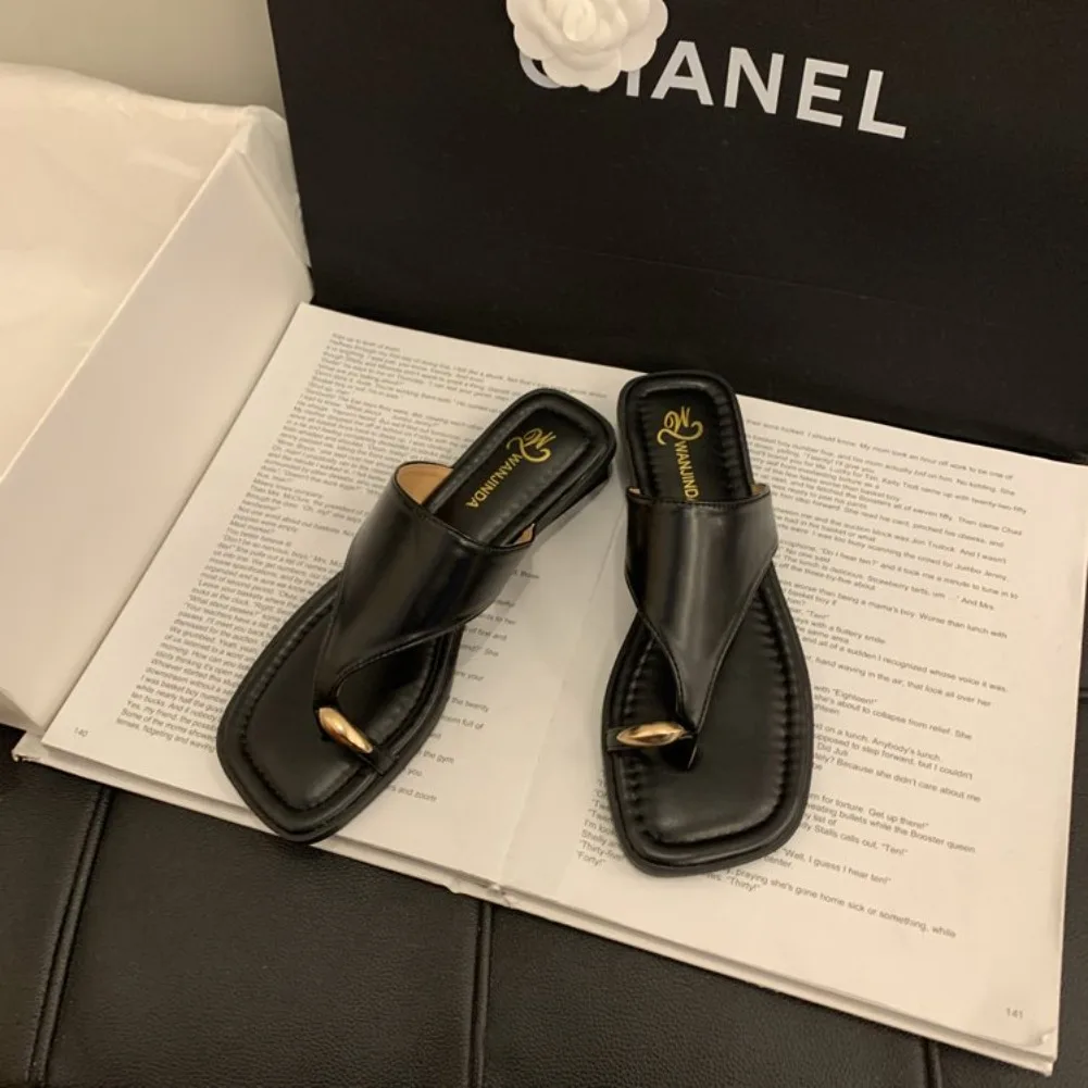 Damen Sommer Flip-Flops mit flacher Sohle, Zehenstegsandalen, eckige Zehenpartie, Kunstleder, weiche Sohle, rutschfeste Schuhe für Strandurlaub und Alltag – Detail 10