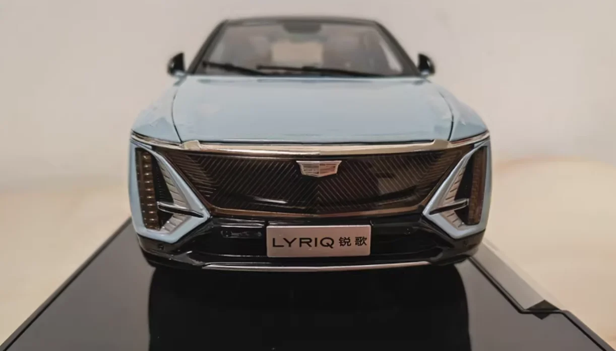 Original Cadillac Lyriq Ruige modèle de voiture Suv voiture électrique 1:18 alliage modèle de voiture cadeau en Stock
