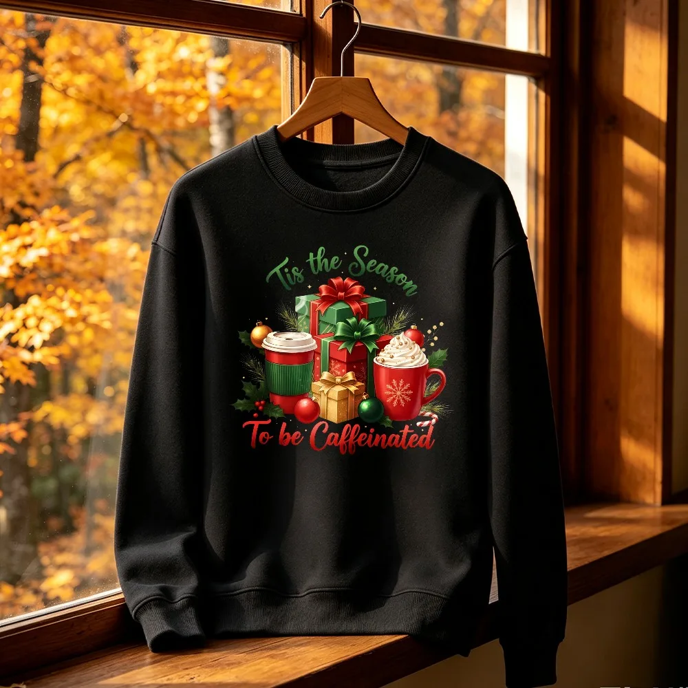 2026 Es ist die Saison, um koffeinhaltig zu sein, Weihnachts-Kaffee-Crewneck-Sweatshirt, schwarzer Pullover, Unisex, Damen, Herren, Weihnachtsgeschenk, gemütliches Oberteil