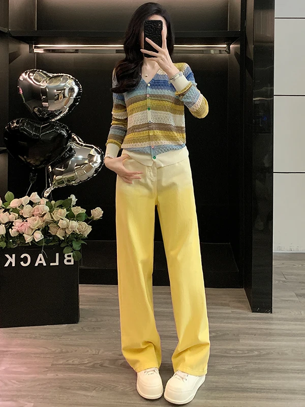 

Женский осенний модный комплект из двух предметов: вязаный топ с V-образным вырезом и длинными рукавами и джинсы с широкими штанинами. Элегантная и стильная повседневная спортивная одежда.