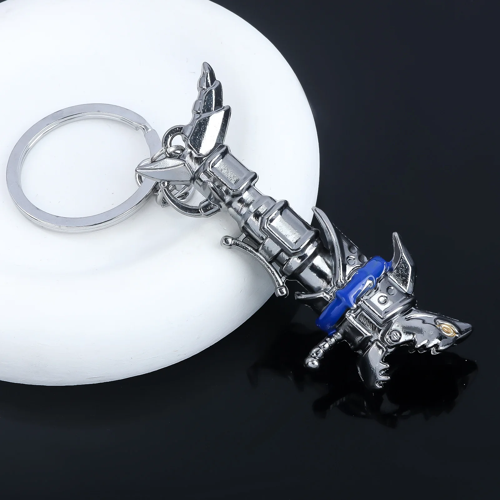 لعبة جامعة الأساطير المفاتيح لعبة شخصية Jinx مدفع سلاح نموذج قلادة كيرينغ للنساء الرجال على ظهره هدايا سحرية #2