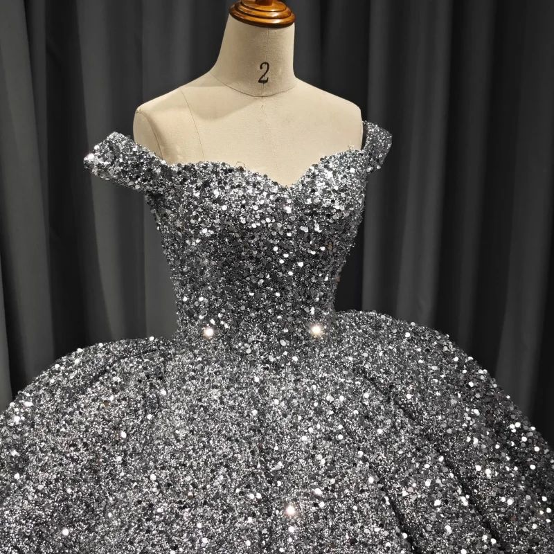 Glänzendes silbriges Quinceanera-Kleid, schulterfrei, Kristallaufkleber, Glitzer, luxuriös, langer Schwanz, Vestidos De 15 Quinceanera ﻿ Passen Sie an